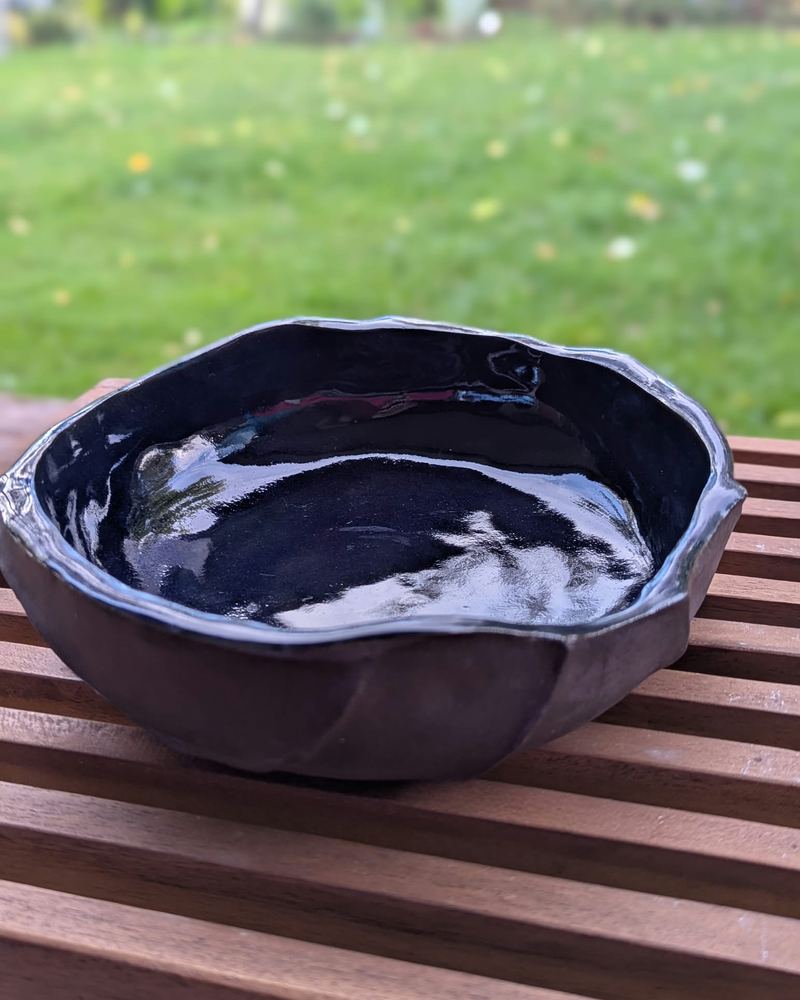 Flache Schale mit glänzender Glasur